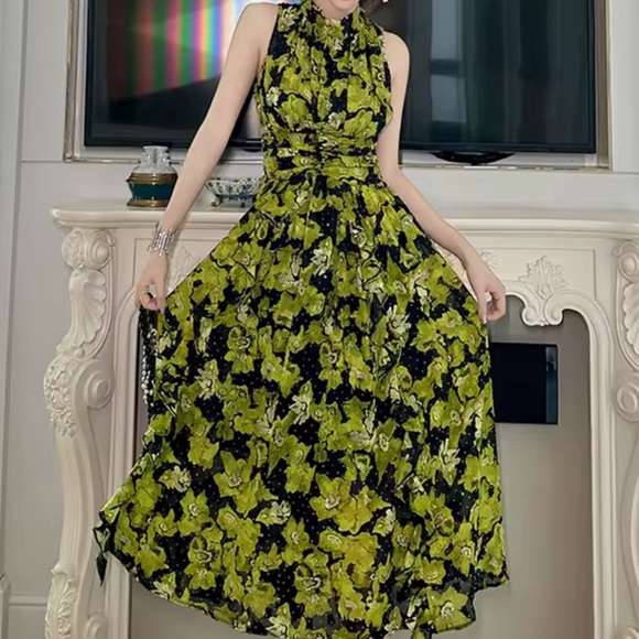Dresses & Skirts - NWOT 🧩 Elegant Green & Black Floral Halter Dress